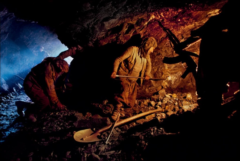 People at work: photo by Steve McCurry