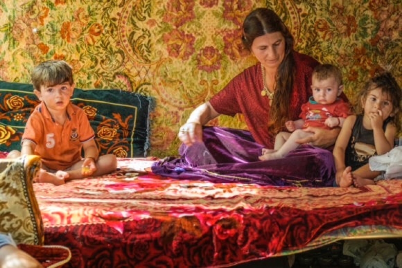 People without a permanent place of residence: an Italian photographer has created a unique project about the life of Gypsies