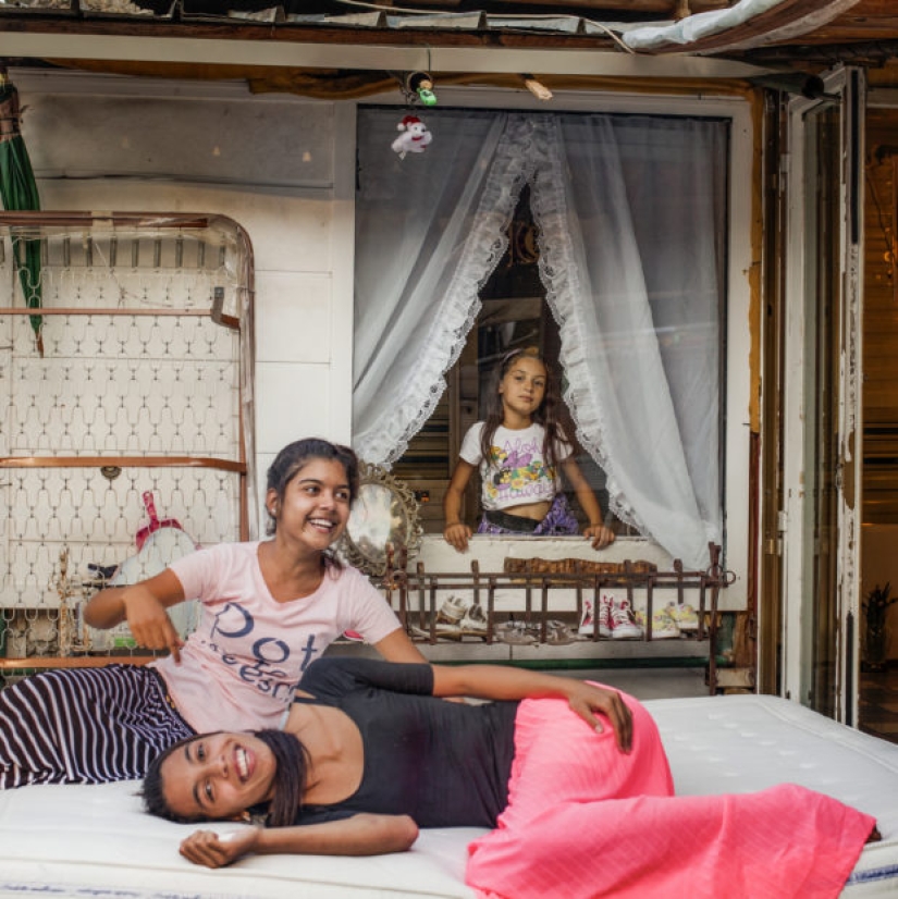 People without a permanent place of residence: an Italian photographer has created a unique project about the life of Gypsies