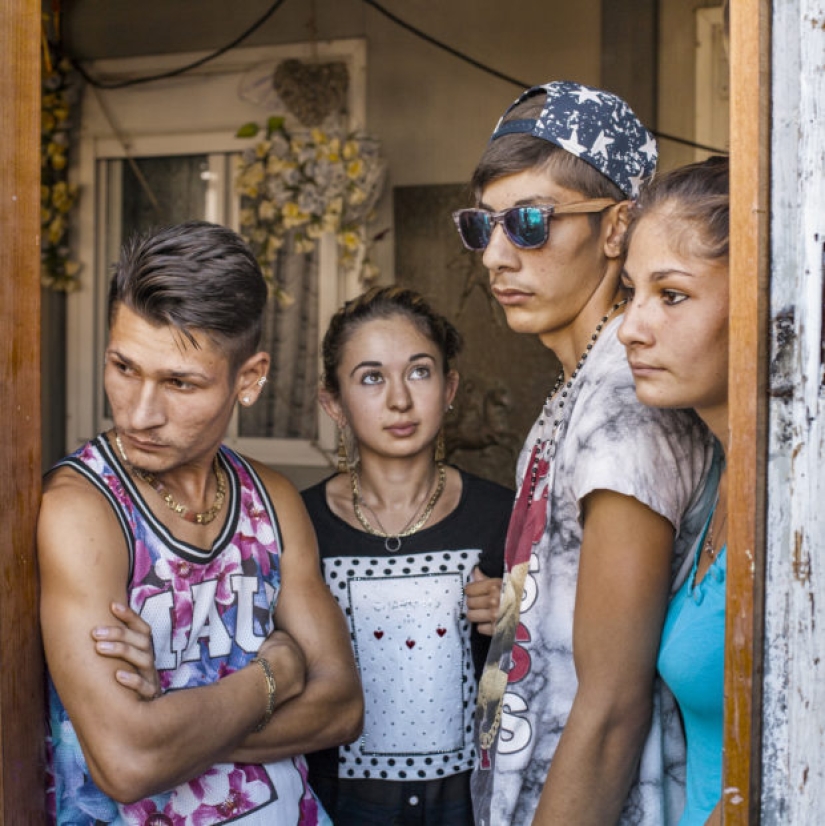 People without a permanent place of residence: an Italian photographer has created a unique project about the life of Gypsies