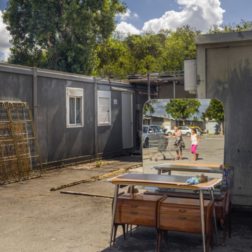 People without a permanent place of residence: an Italian photographer has created a unique project about the life of Gypsies