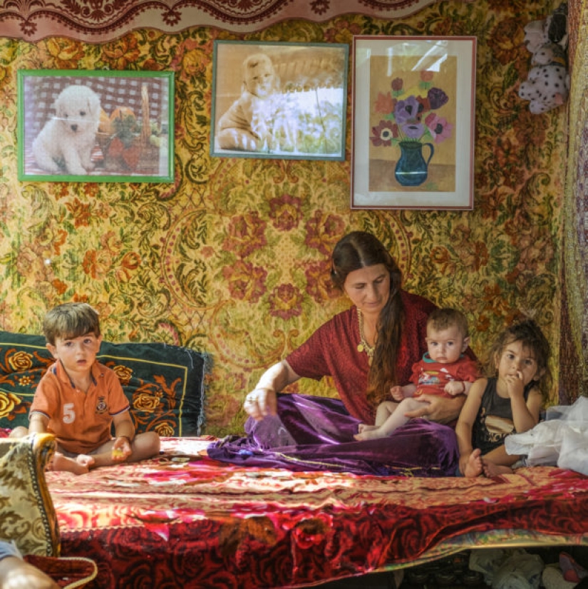 People without a permanent place of residence: an Italian photographer has created a unique project about the life of Gypsies