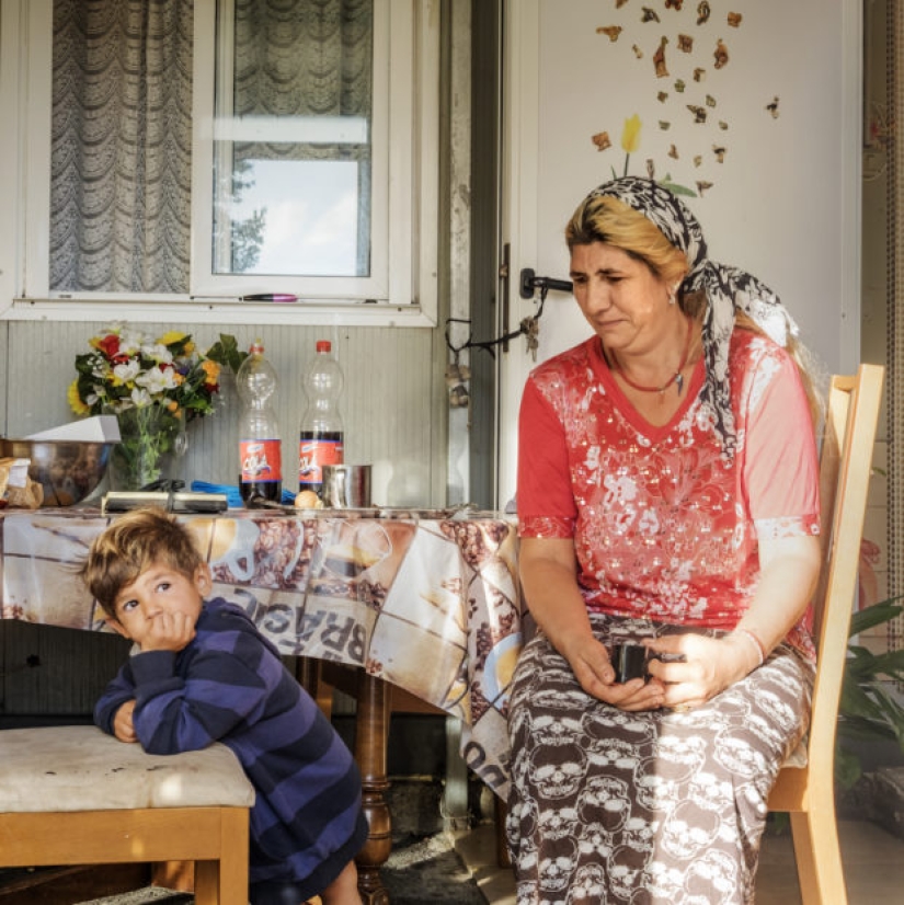 People without a permanent place of residence: an Italian photographer has created a unique project about the life of Gypsies