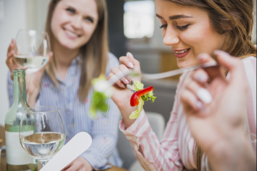 Pesado de placas, música y más de 8 maneras de engañar al cerebro y hacer la comida más sabrosa