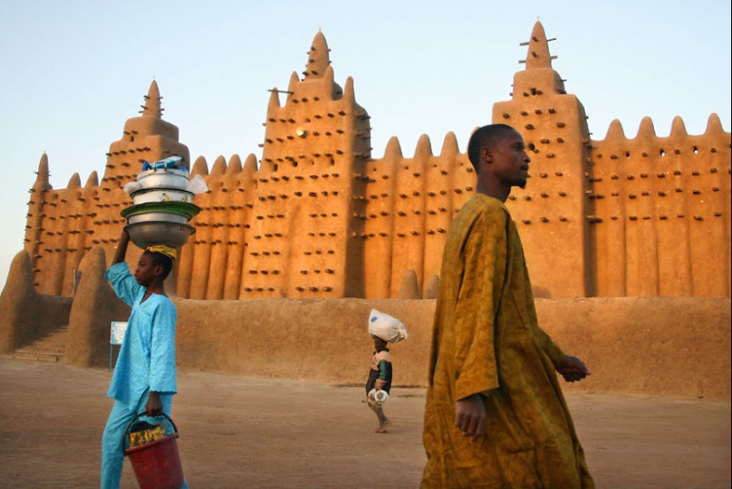 Photographer of 10 years, he traveled through the most beautiful places to capture the essence of the human