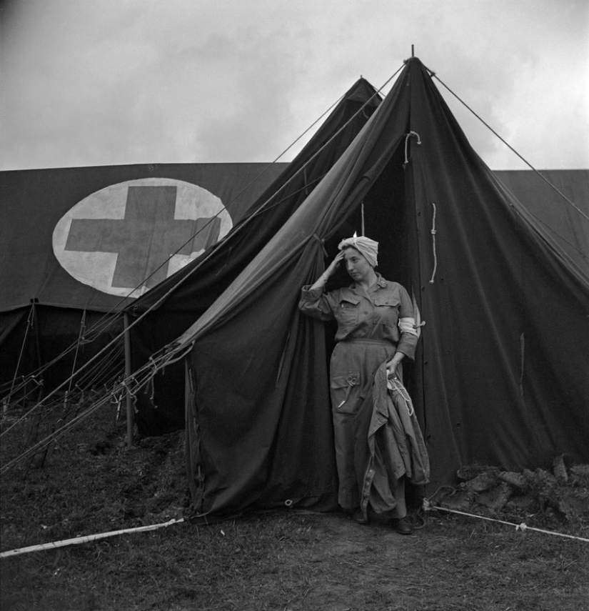 Photos of a woman who switched from modeling to photographing the horrors of war