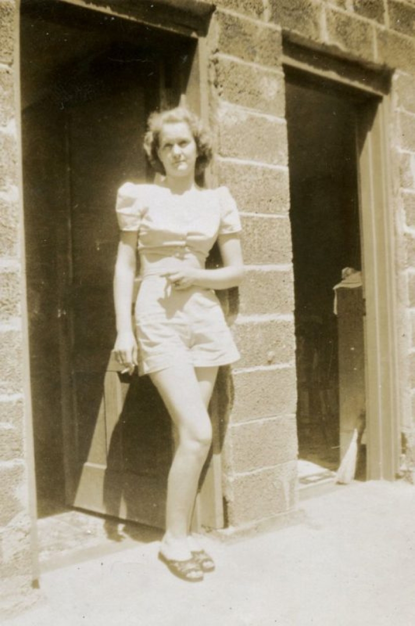 Photos of girls of the 40s in short tops and shorts