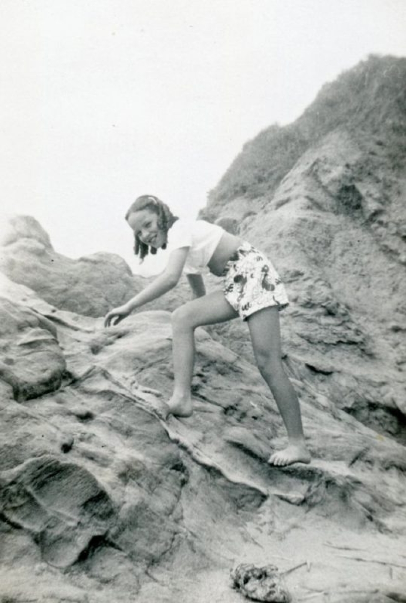 Photos of girls of the 40s in short tops and shorts