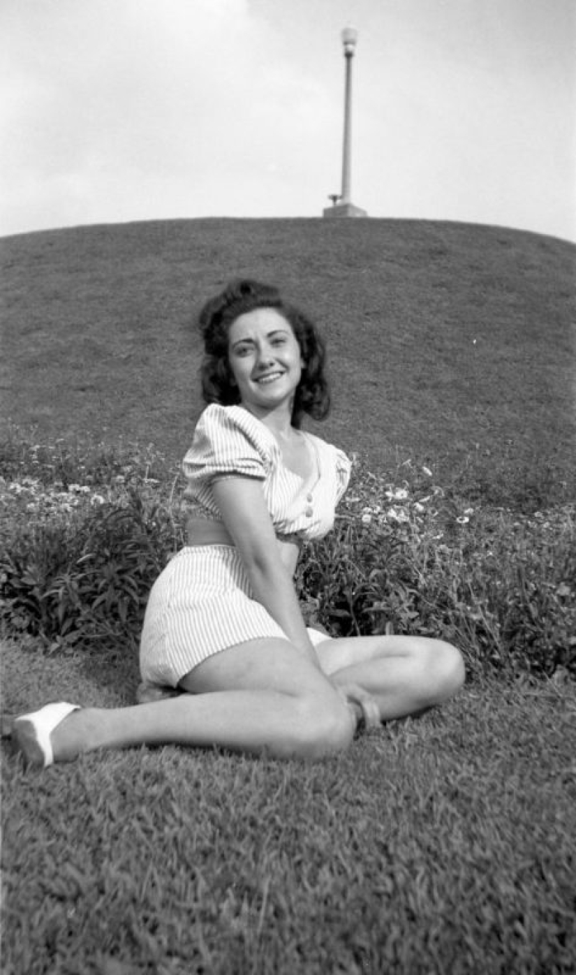 Photos of girls of the 40s in short tops and shorts