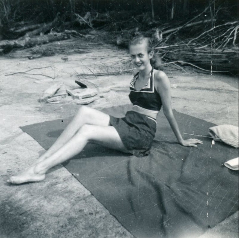 Photos of girls of the 40s in short tops and shorts