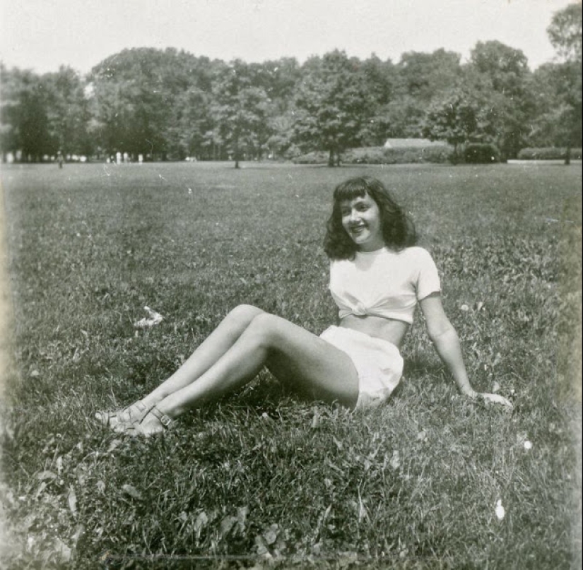 Photos of girls of the 40s in short tops and shorts