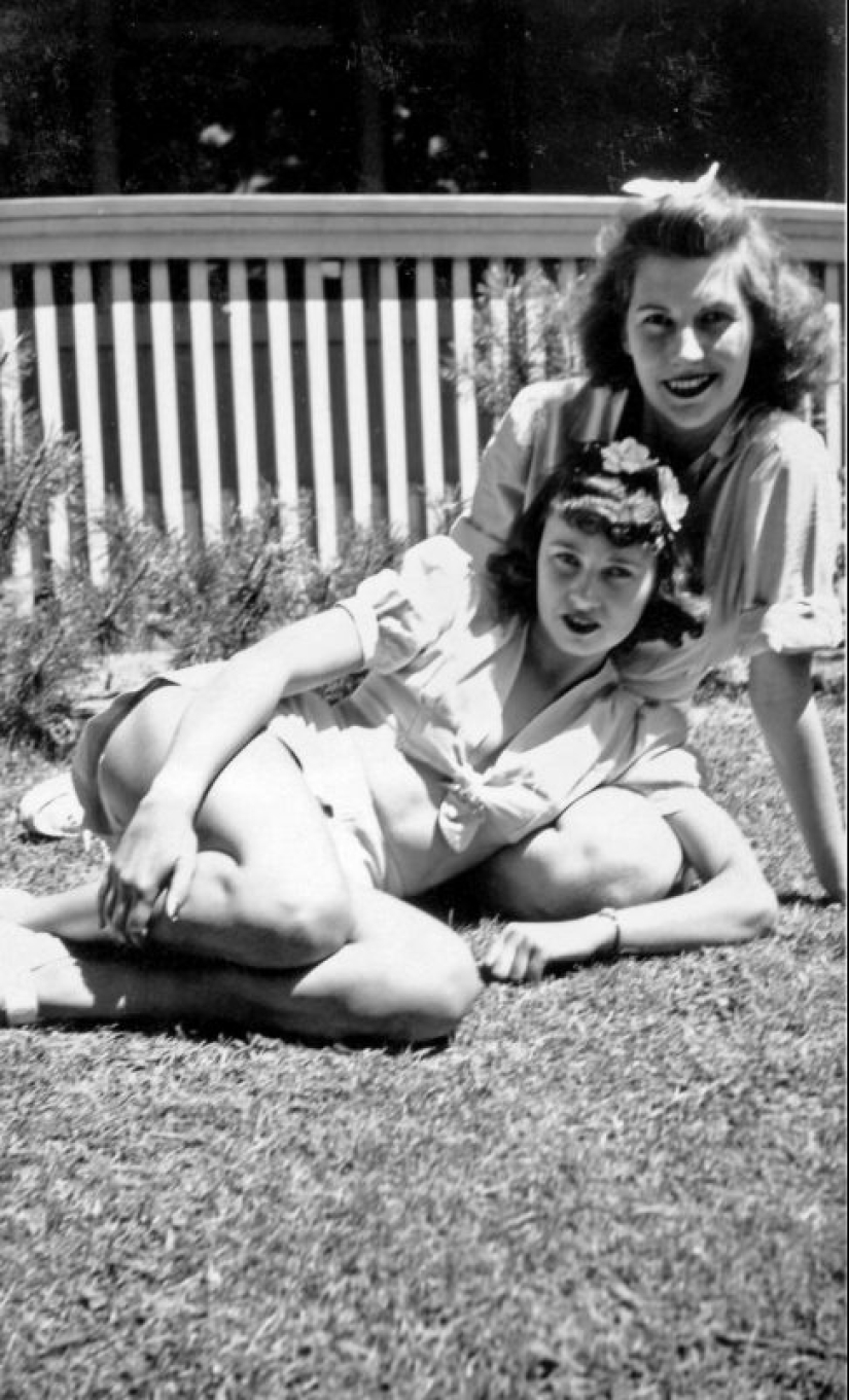 Photos of girls of the 40s in short tops and shorts