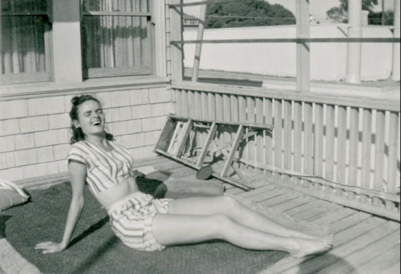 Photos of girls of the 40s in short tops and shorts