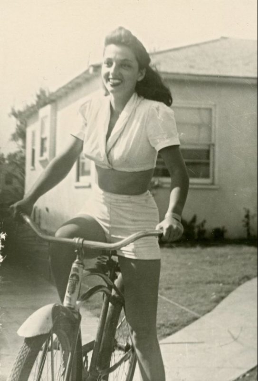 Photos of girls of the 40s in short tops and shorts