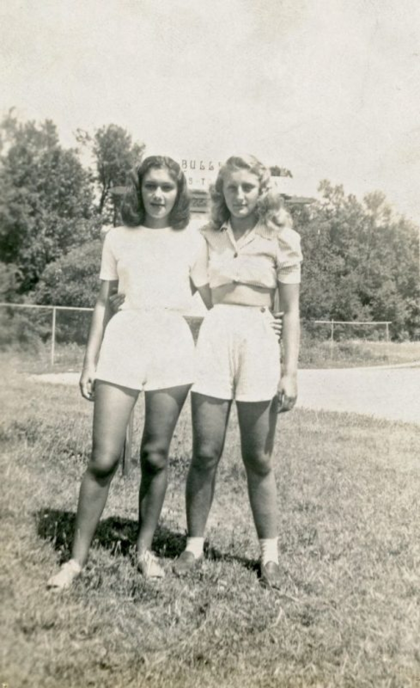 Photos of girls of the 40s in short tops and shorts