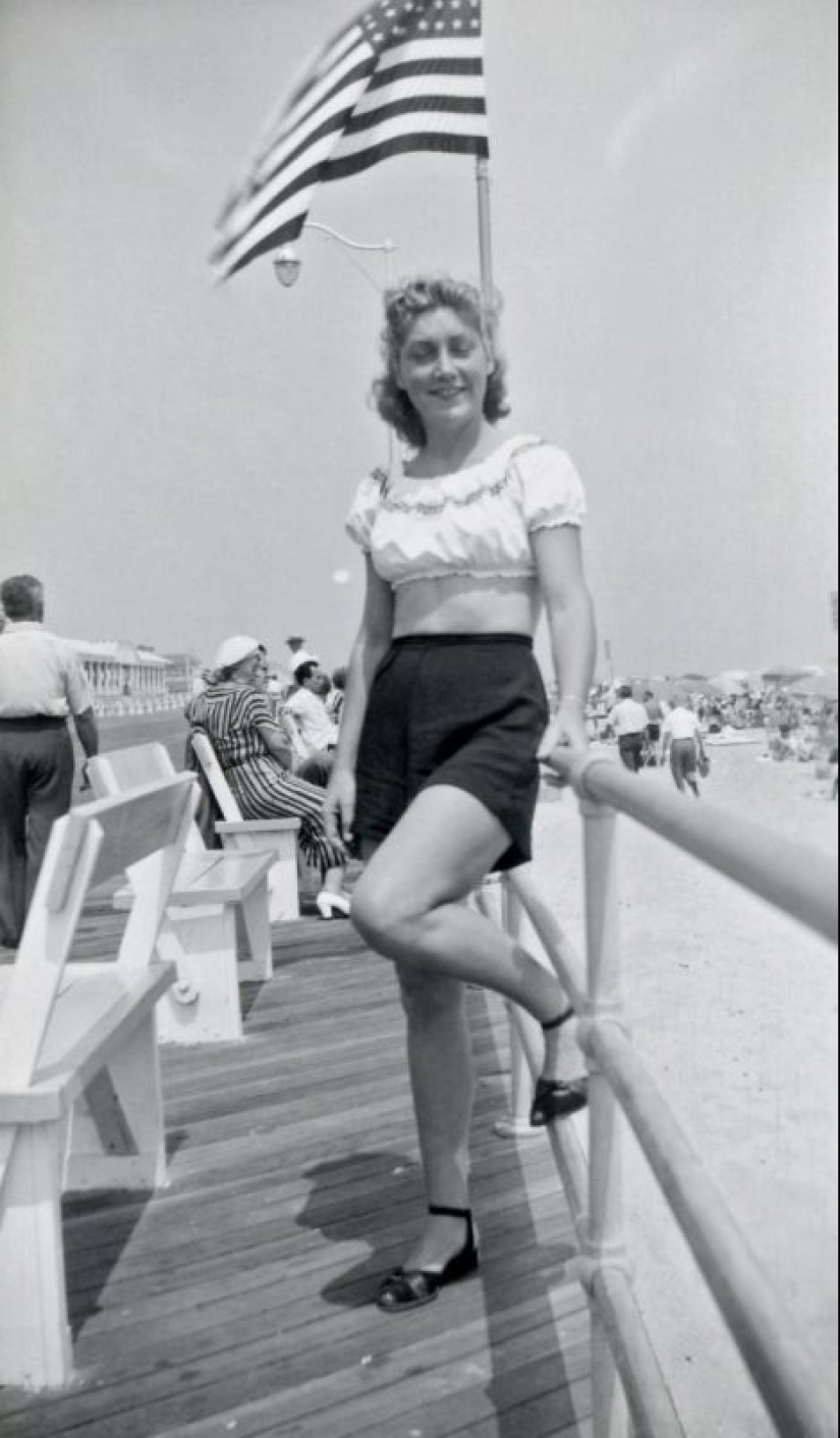 Photos of girls of the 40s in short tops and shorts