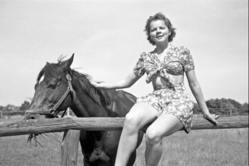 Photos of girls of the 40s in short tops and shorts