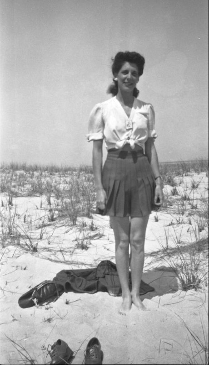 Photos of girls of the 40s in short tops and shorts