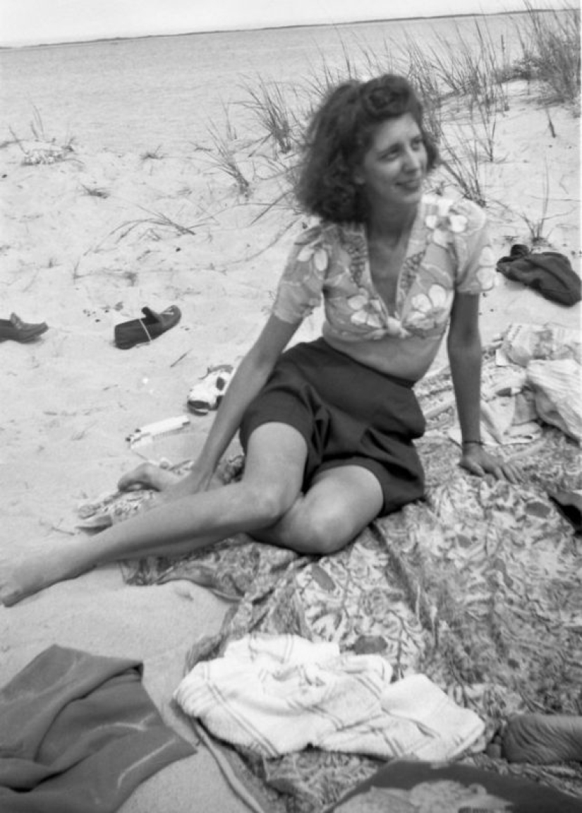 Photos of girls of the 40s in short tops and shorts