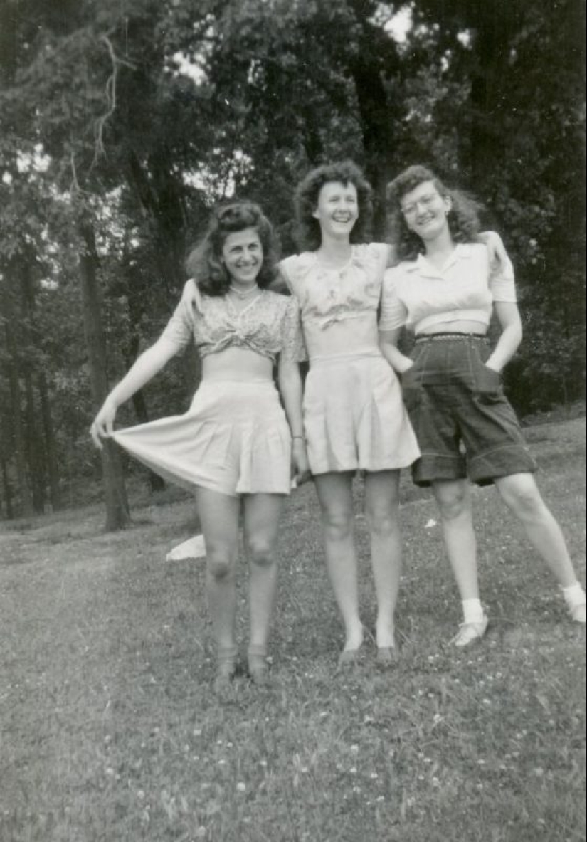 Photos of girls of the 40s in short tops and shorts