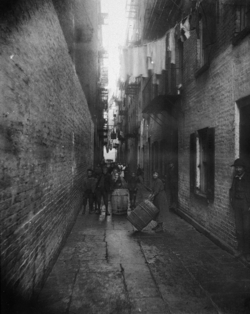 Photos of Manhattan 1870-1900, when the island was a slum of New York