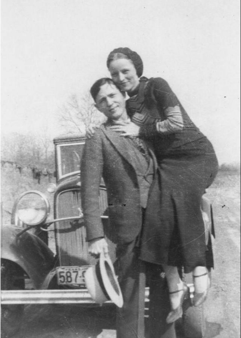 Photos of the real Bonnie and Clyde, taken in 1933