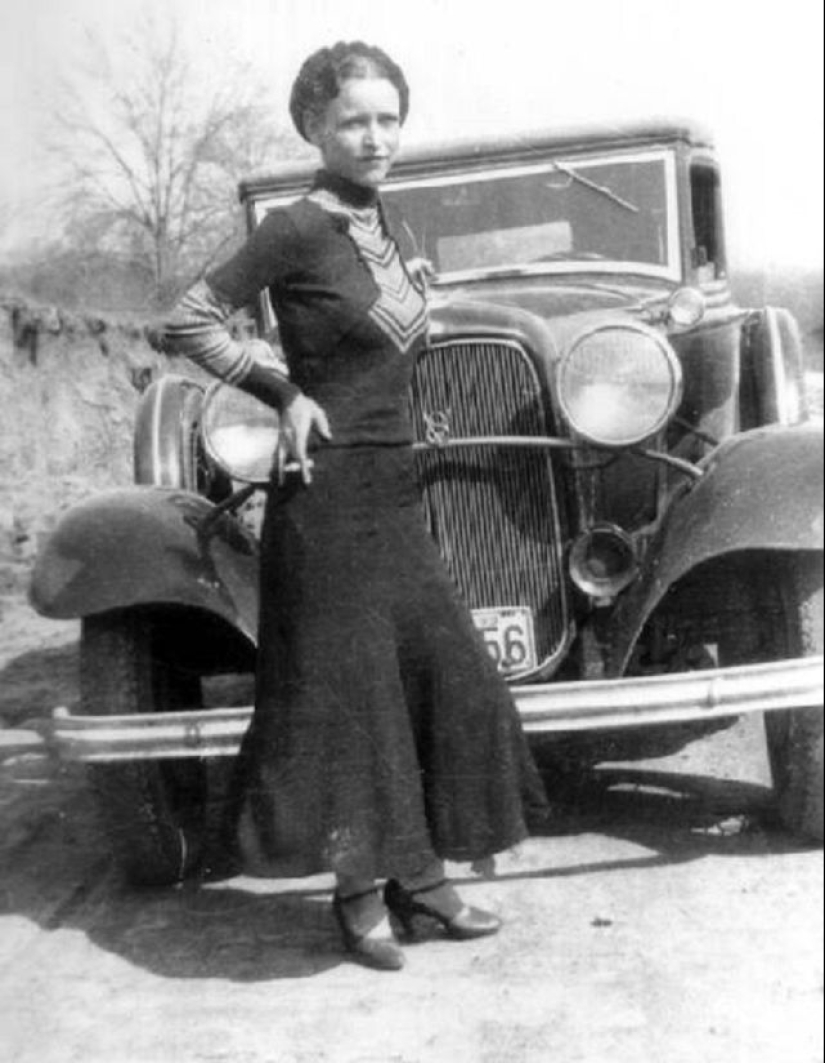 Photos of the real Bonnie and Clyde, taken in 1933