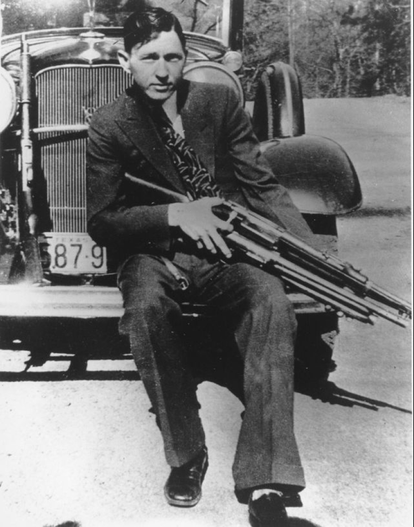 Photos of the real Bonnie and Clyde, taken in 1933