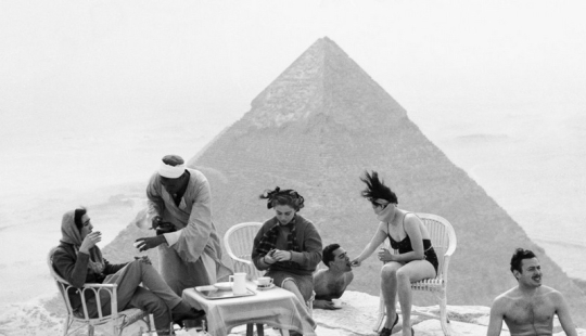 Picnic en las pirámides: turistas en Giza durante la ocupación británica