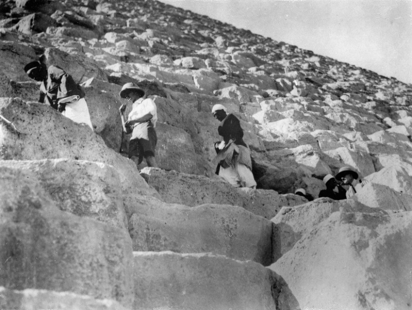 Picnic en las pirámides: turistas en Giza durante la ocupación británica