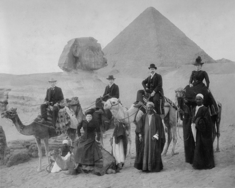 Picnic on the Pyramids: tourists in Giza during the British occupation