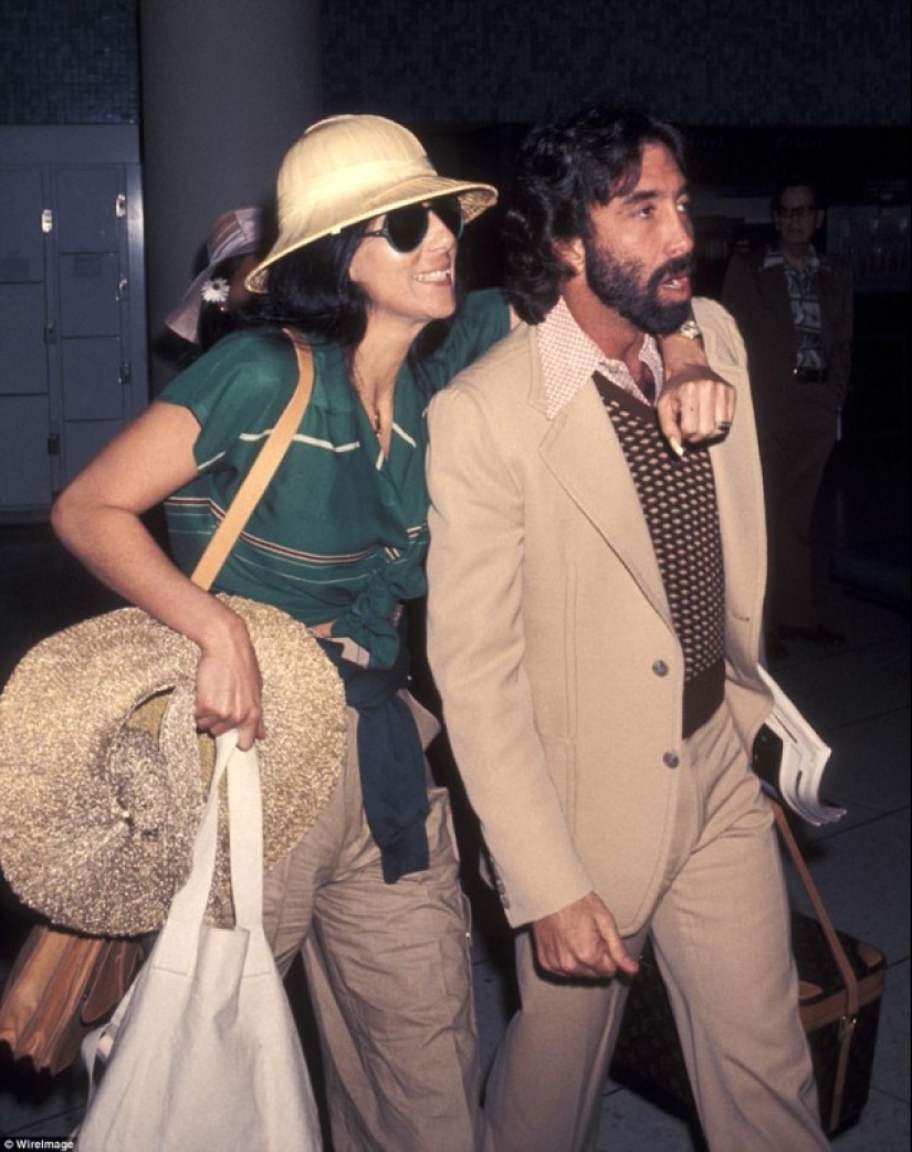 Pieles, cigarros y paparazzi: Cómo viajaban las celebridades en los años 70