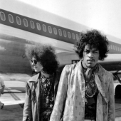 Pieles, cigarros y paparazzi: Cómo viajaban las celebridades en los años 70