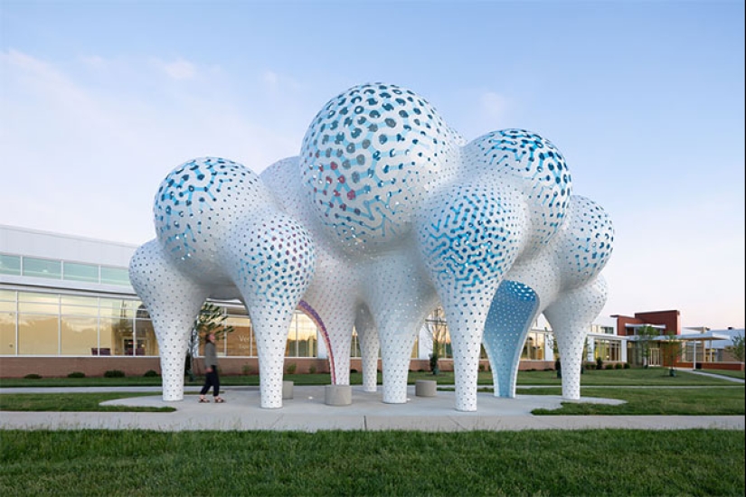 Pillars of Dreams: balloon-shaped sculpture of 3564 pieces