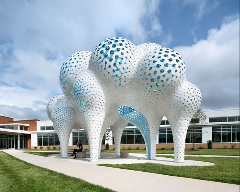 Pillars of Dreams: balloon-shaped sculpture of 3564 pieces