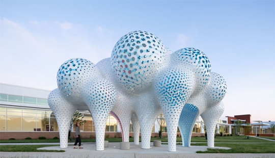 Pillars of Dreams: balloon-shaped sculpture of 3564 pieces