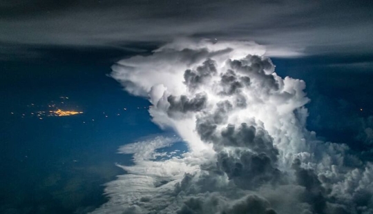 Piloto captura tormentas y otras condiciones climáticas cambiantes desde su cabina