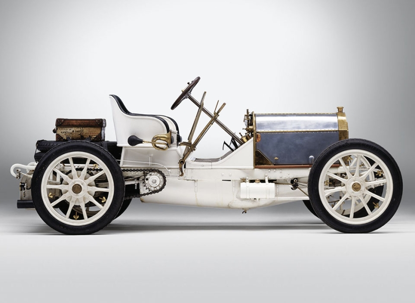 Pioneers, which models did the history of automakers begin with