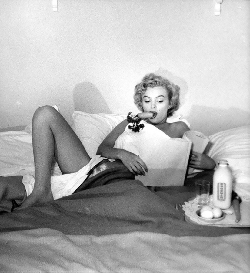 Playful Marilyn Monroe has breakfast in bed