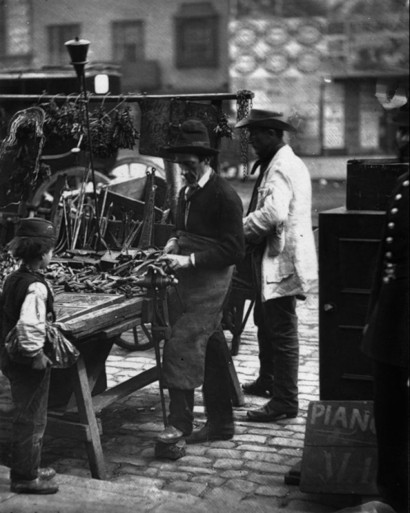 Pobreza impenetrable en las calles de Londres en 1873-1877