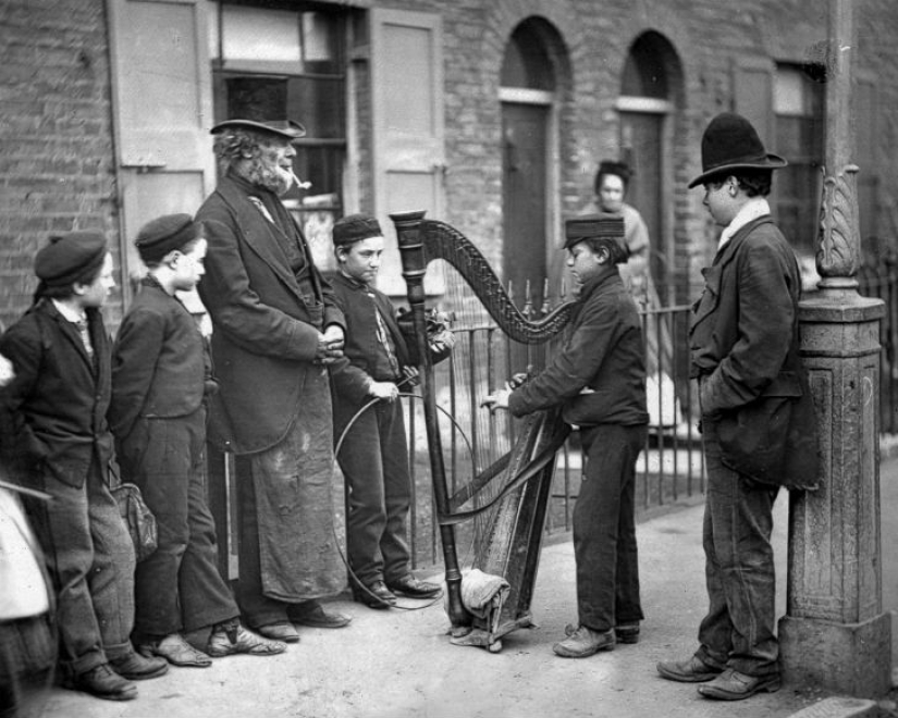 Pobreza impenetrable en las calles de Londres en 1873-1877