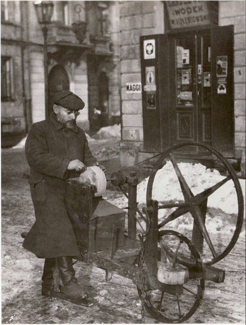 Polish Jews through the eyes of Alter Katzizne. Amazing pictures!