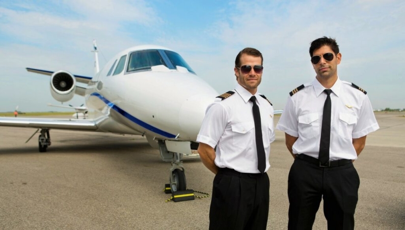 ¿Por qué a los pilotos se les prohíbe llevar barba?