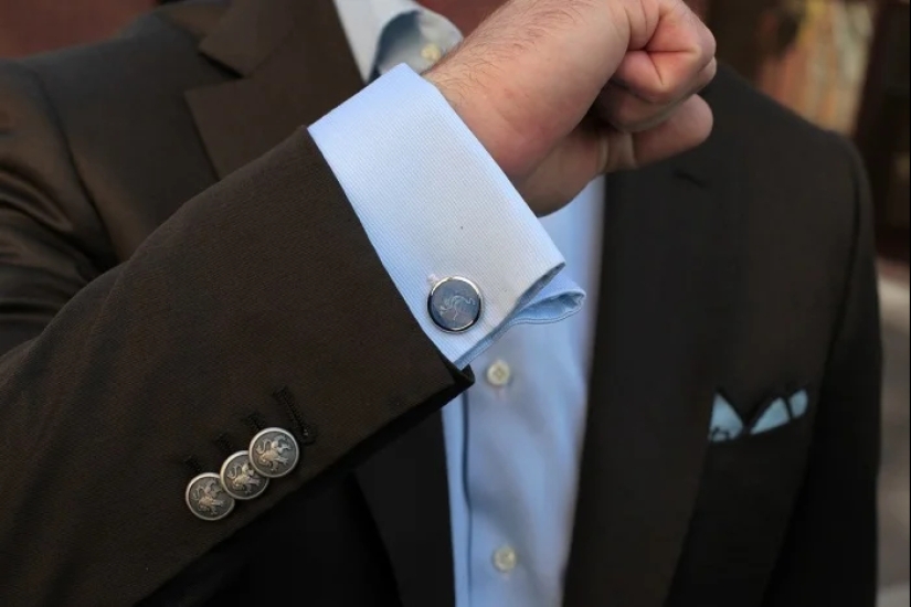 ¿Por qué hay tantos botones inútiles en las mangas de las chaquetas de los hombres?