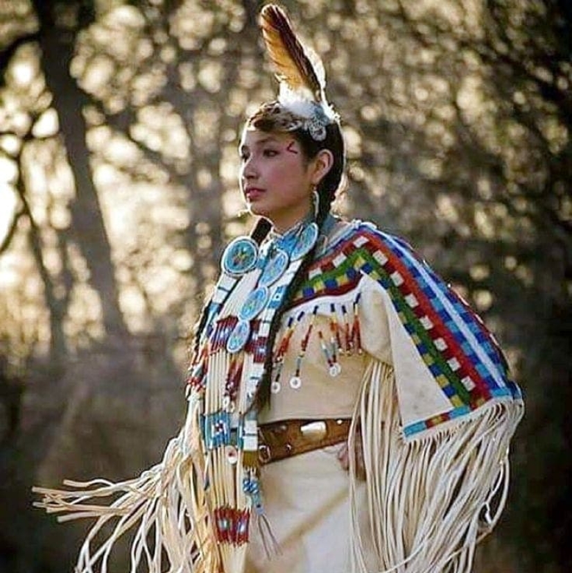 ¿Por qué los indios llevaban flecos en la ropa?