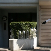 ¿Por qué los japoneses ponen botellas de agua a lo largo de vallas y postes