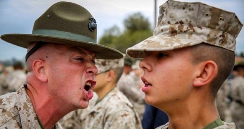 Por qué los sargentos del ejército de los Estados Unidos gritan constantemente a los reclutas