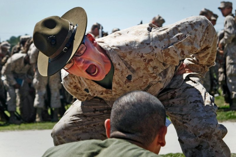 Por qué los sargentos del ejército de los Estados Unidos gritan constantemente a los reclutas