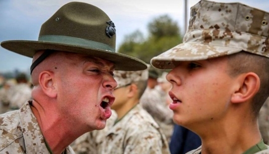 Por qué los sargentos del ejército de los Estados Unidos gritan constantemente a los reclutas