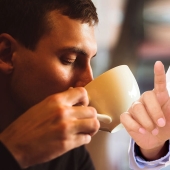 Por qué no deberías tomar café cuando estás enfermo